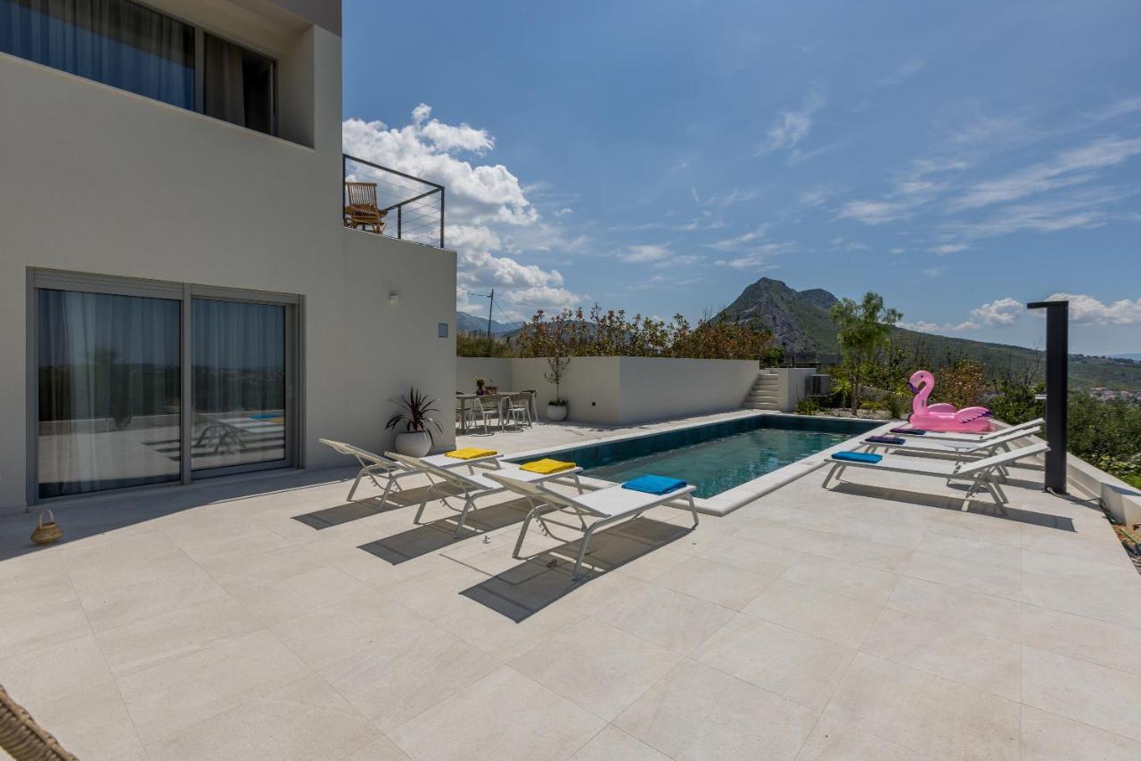 Callista Villa *